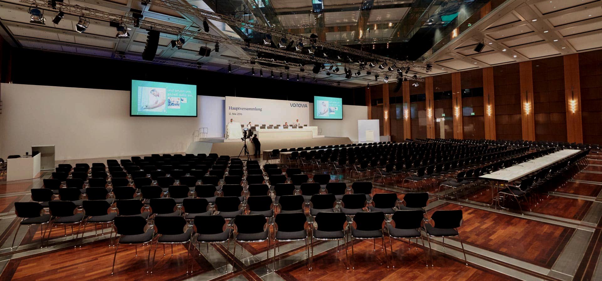 Großer Saal mit aufgebauter Bühne für die Vonovia Hauptversammlung